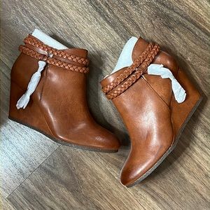 NEW w/out tags ankle booties
